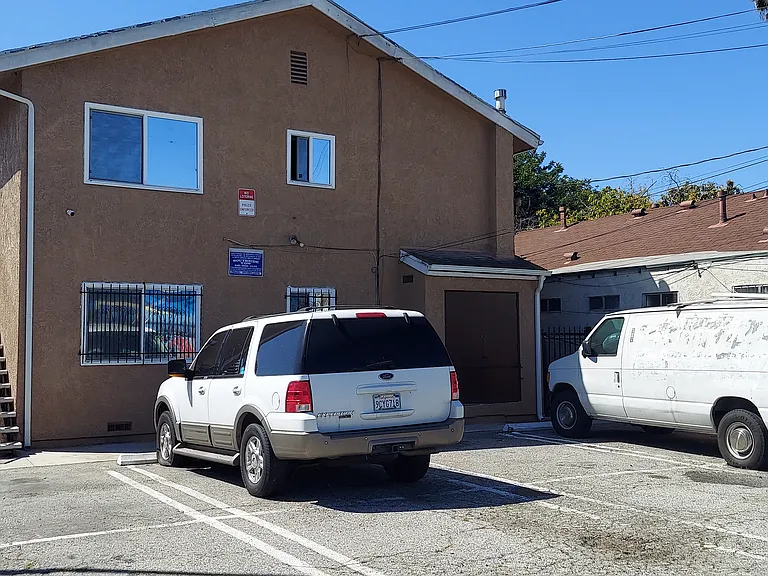 6049 S Normandie Ave — Photo 2