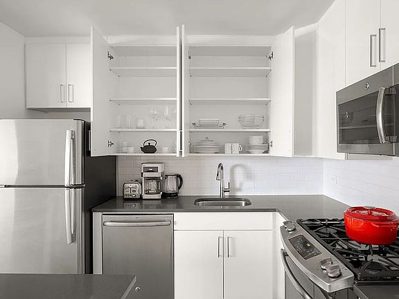 3rd image of 245 E 58th St APT 20D