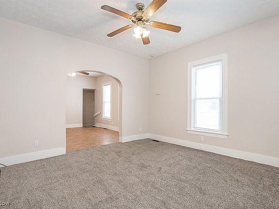 4th image of 221 W 12th St