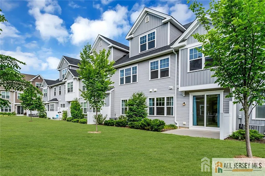 4 bed, 3.0 bath, 2030 sqft, $4,200 — Photo 1