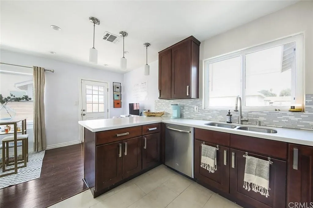 3 bed, 1268 sqft, $4,200 — Photo 4