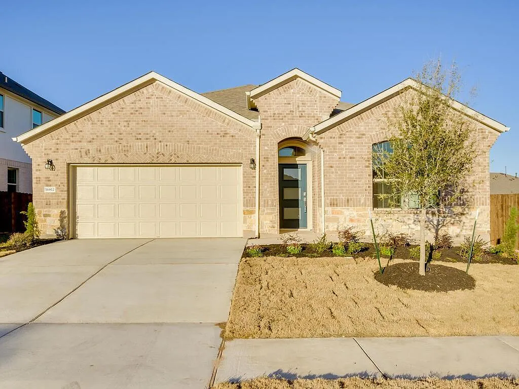 4 bed, 3.0 bath, 2403 sqft, $2,590 — Photo 2