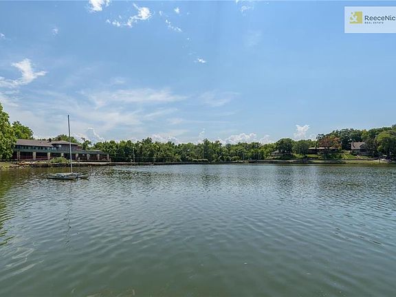 3rd image of 406 Lake Forest