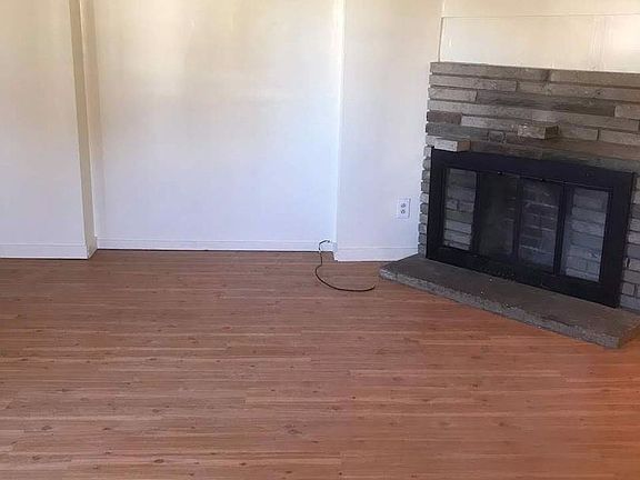 4th image of 15 W Oak St