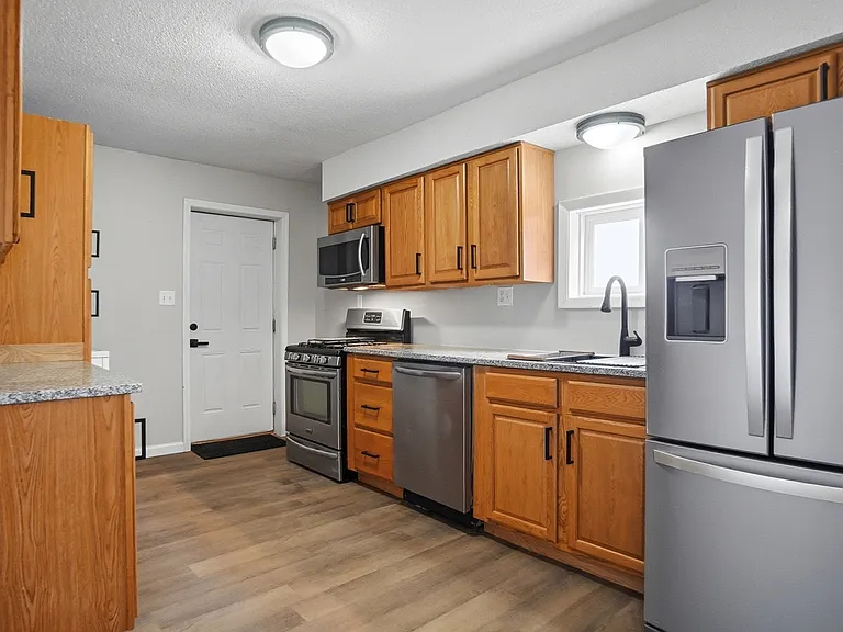 1225 E Lewis St — Photo 4