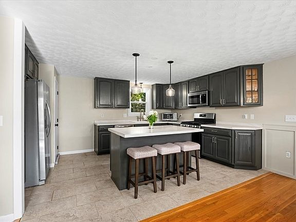 4th image of 32 Stratton Dr