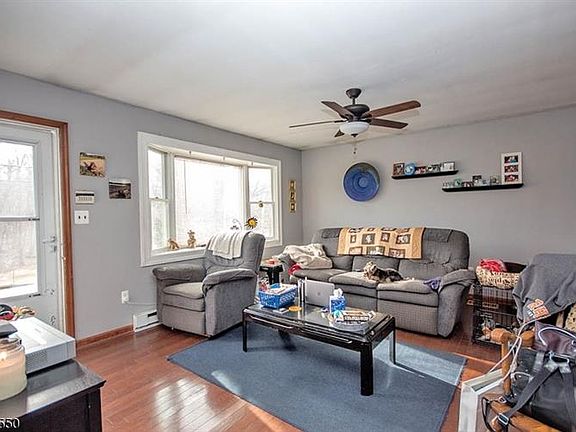 3rd image of 129 Barry Dr N