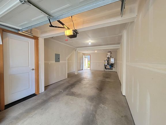 3rd image of 15319 Ash Way APT F2