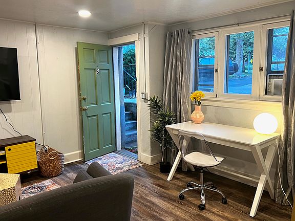 Light and bright apartment, newly furnished with dedicated work space