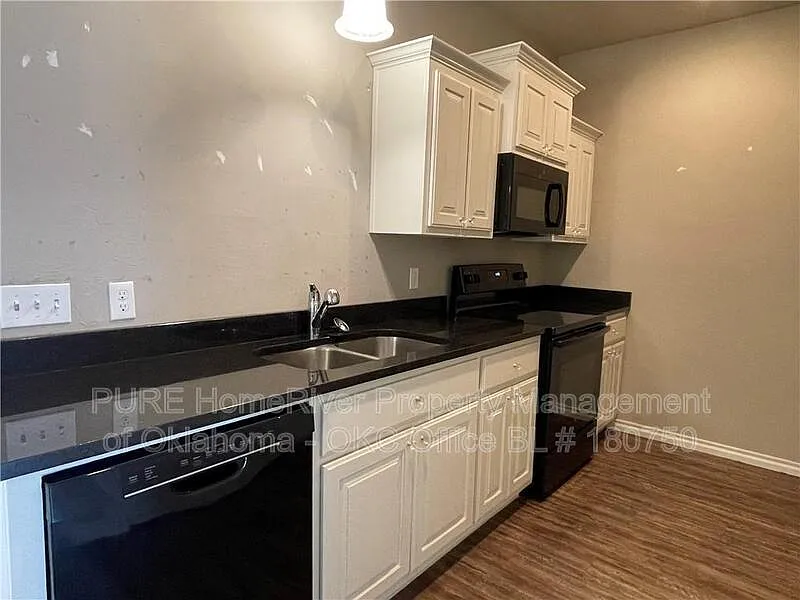 2 bed, 1.0 bath, 917 sqft, $1,125 — Photo 3