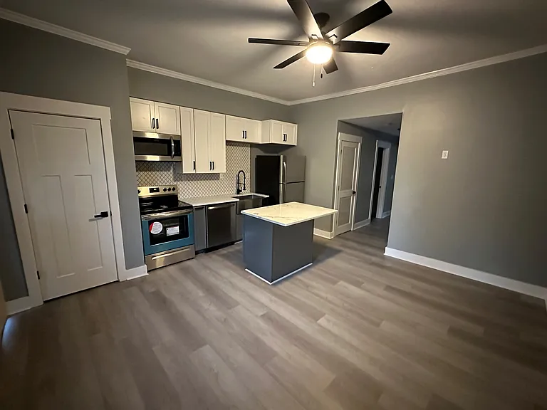 102 S Greenwood St #B — Photo 15