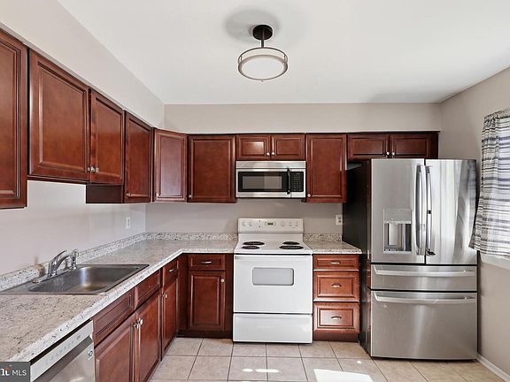 4th image of 175 Monroe Ct