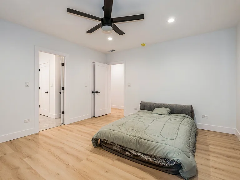 1535 W Estes Ave #G — Photo 19