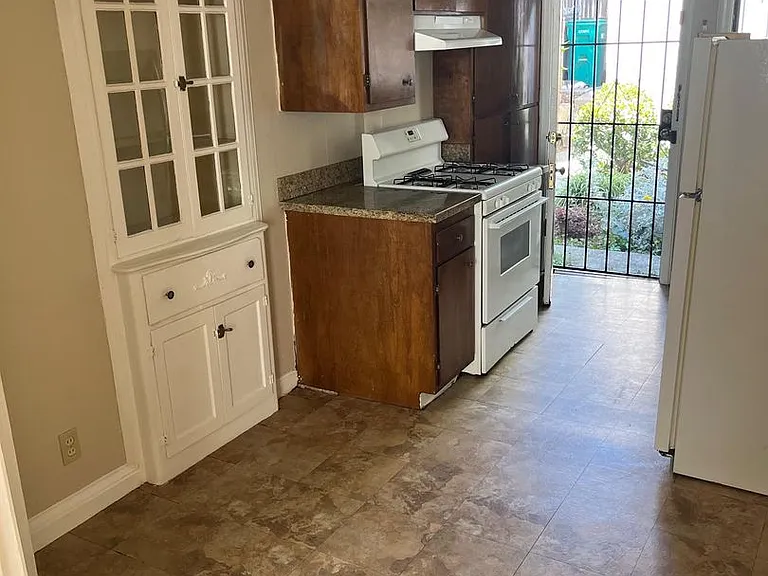 886 Cleveland St — Photo 10