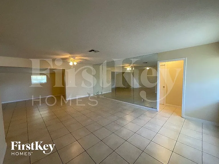 4304 N Shore Dr — Photo 3