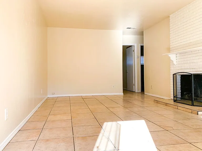 Spacious 2 Bedroom Apartment with Fireplace — Photo 7