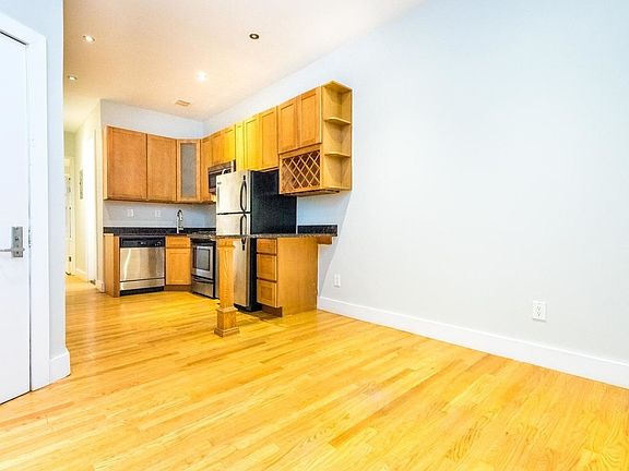 4th image of 215 Maujer St APT 3L