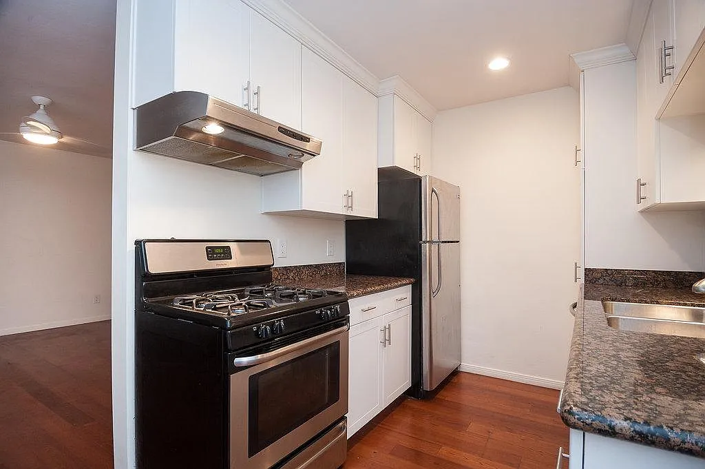 2 bed, 900 sqft, $3,795 — Photo 1