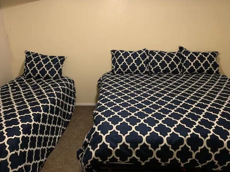 5 bed, 2290 sqft, $5,900 — Photo 3