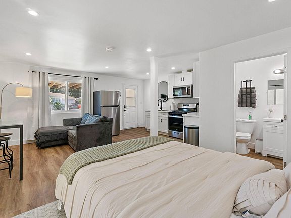 4th image of 14926 Wanette Ave #1/4