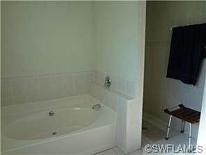 5th image of 208 SE 15th Pl