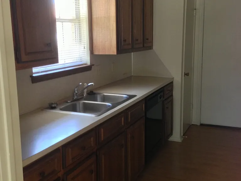 1404 Chapel Ridge Rd — Photo 6