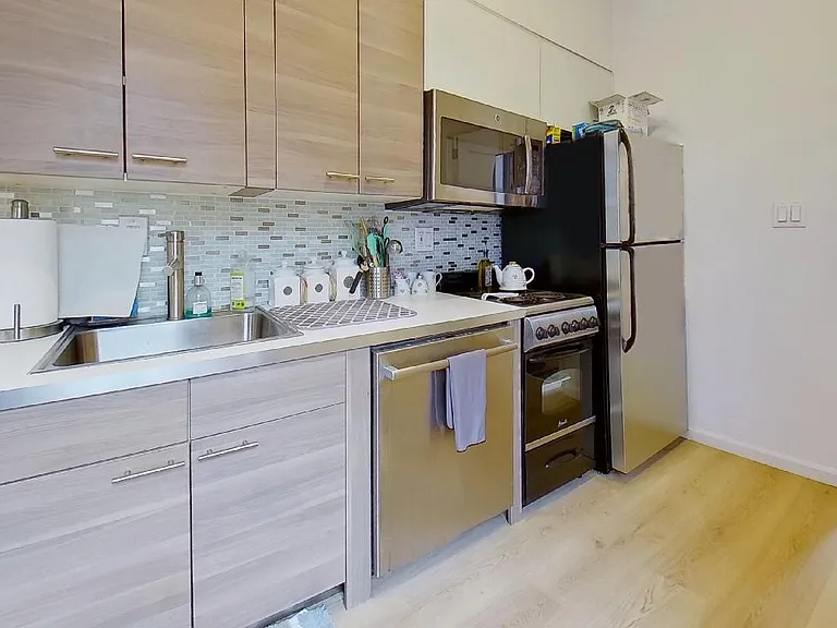 834 Hudson St #1C — Photo 4