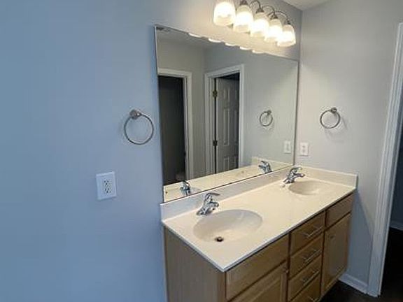 5th image of 216 Crestwood Ct