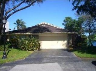 4 Foxfire Rd, Hollywood, FL 33021