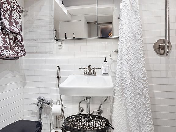 5th image of 149 W 12th St APT 1-3