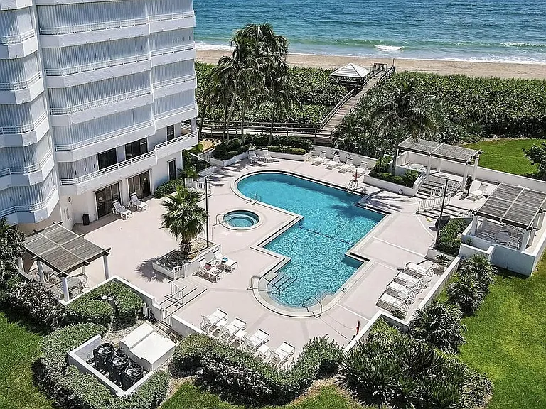pool, jacuzzi,grill .Board walk to beach