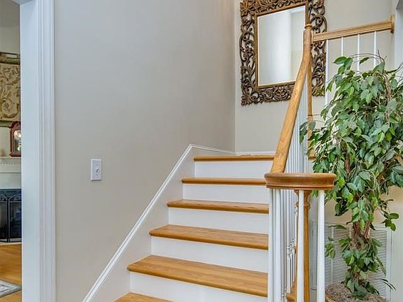 5th image of 15 Woodhedge Ct