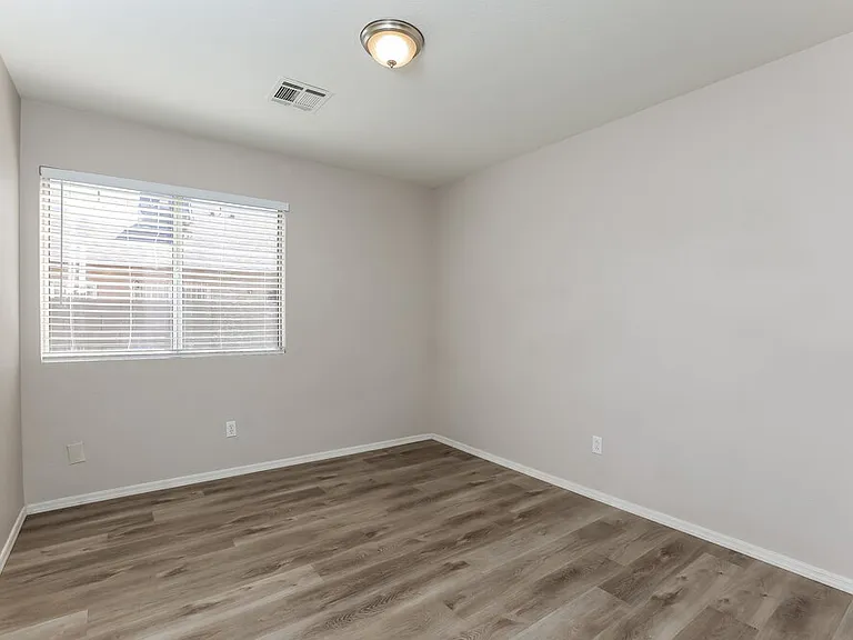 5307 N 79th Dr — Photo 13