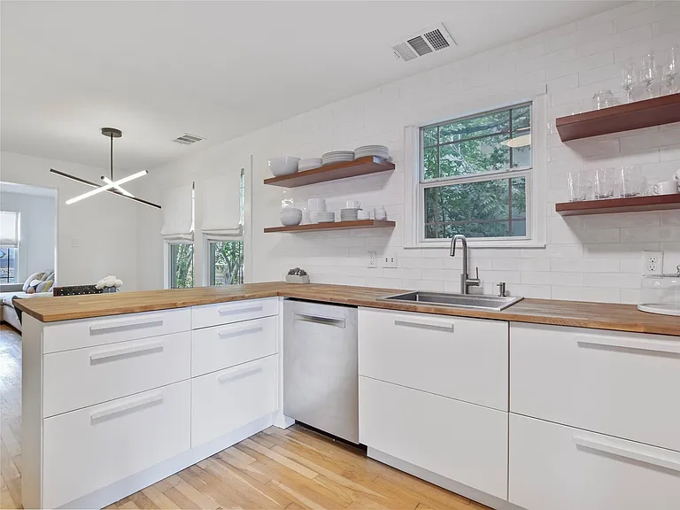 2405 E 8th St N — Photo 9