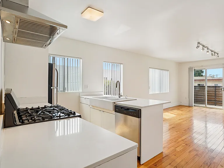 1008 N New Hampshire Ave #1006-1/2 — Photo 8