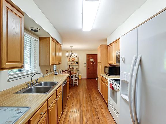 3rd image of 2410 Country Pl