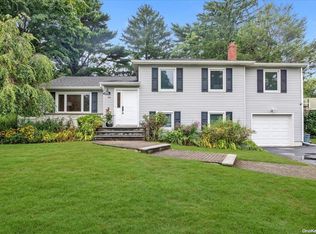 24 Saturn Ct, Syosset, NY 11791