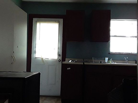 3rd image of 1057 S San Joaquin Ave