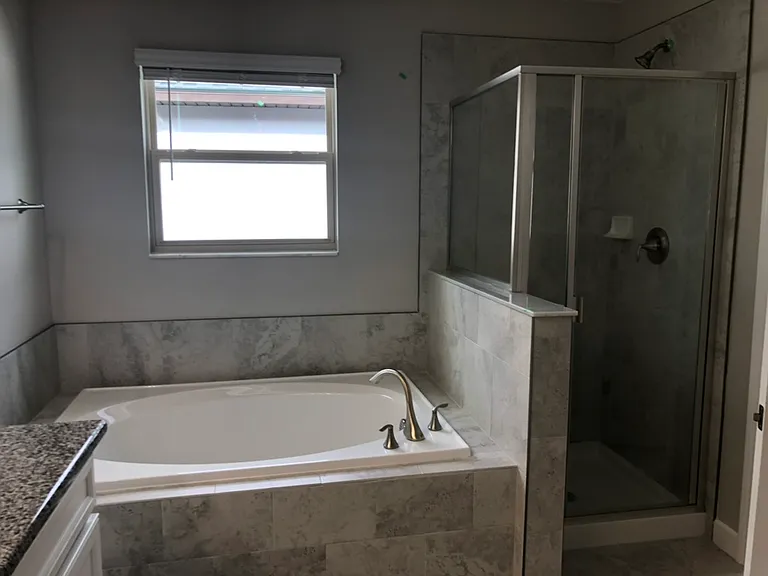 Master bath w/tub