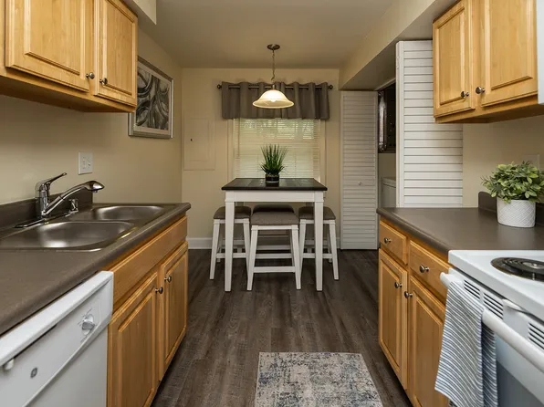 Spring Hill Apartments & Townhomes
