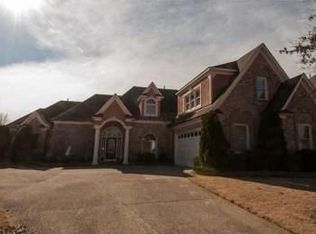 909 Landing Oaks Dr, Collierville, TN 38017