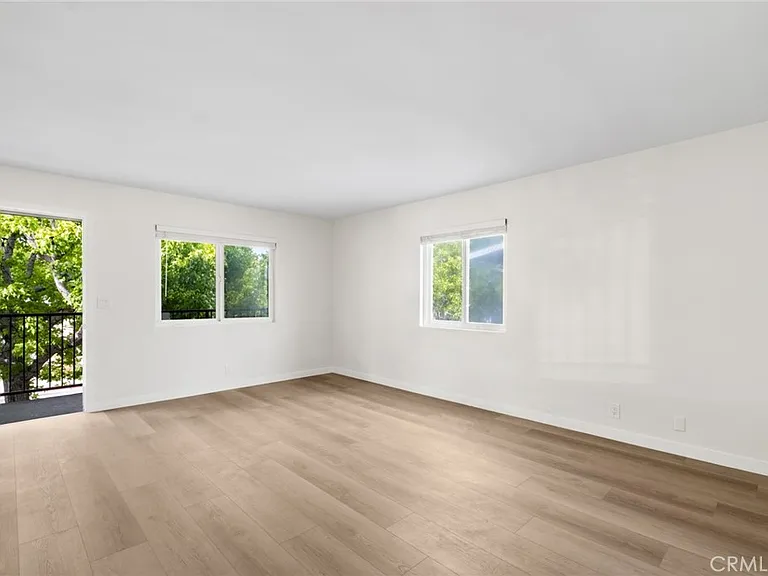 121 E Bay St #D — Photo 4