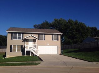 8 W Village Cir, Davenport, IA