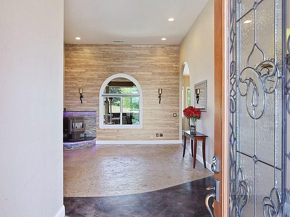 5th image of 151 Sagebrush Ct
