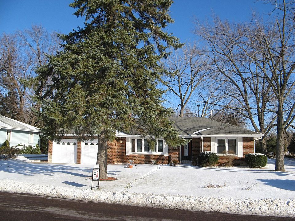 Winter scene of brick ranch 