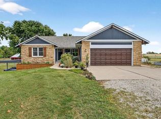 19702 211th St, Tonganoxie, KS 66086