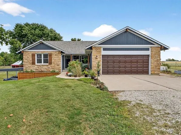 19702 211th St, Tonganoxie, KS 66086