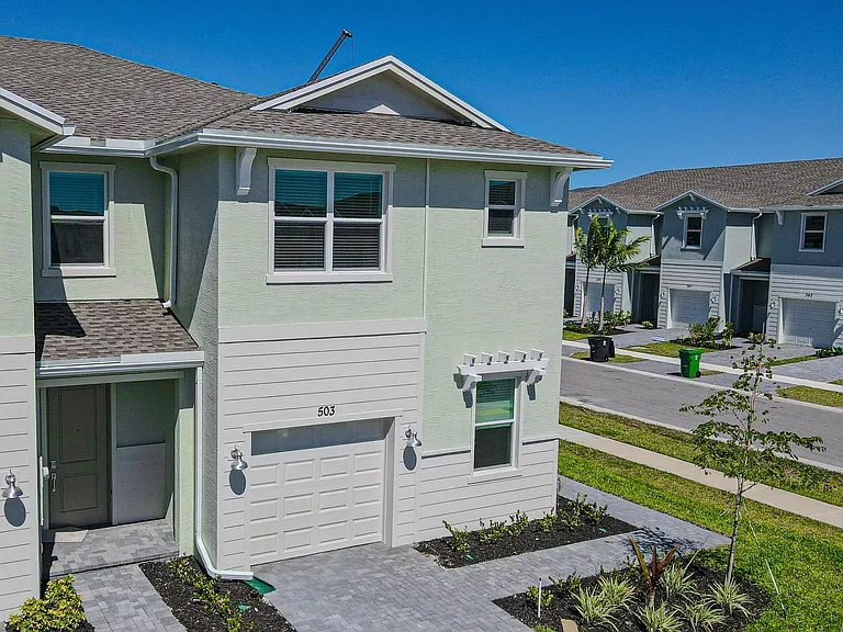 503 SE Rivergrass St — Photo 1
