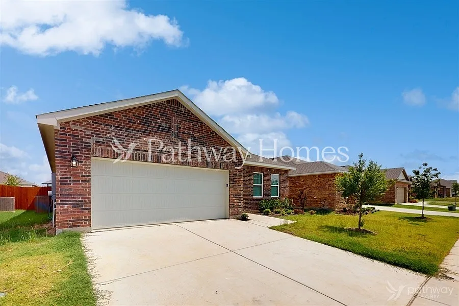 4 bed, 2.0 bath, 1802 sqft, $2,325 — Photo 2