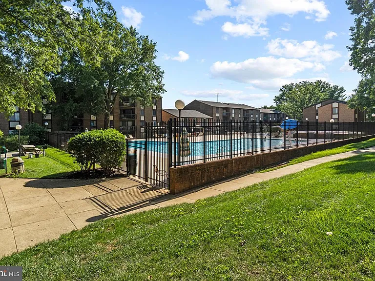 9705 Kings Crown Ct #101 — Photo 15